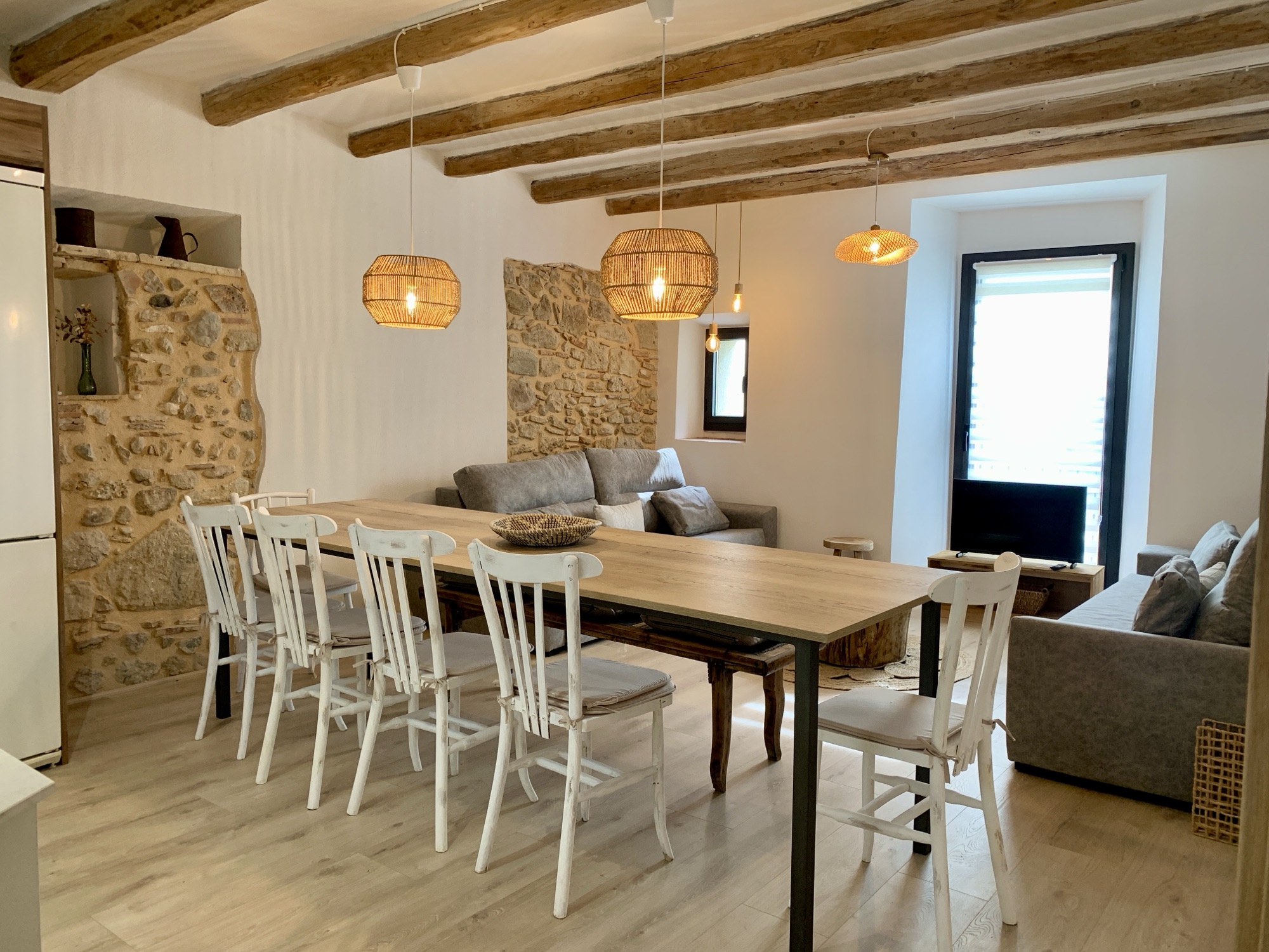Sala d'estar i menjador de Can Joan Empordà amb volta de pedra