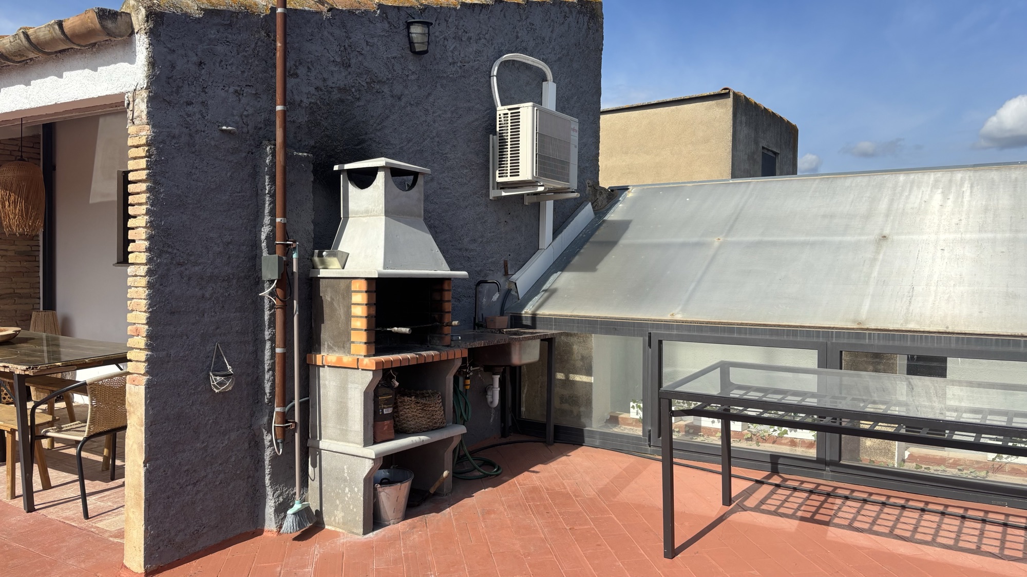 Barbacoa i zona de foc a la terrassa de Can Joan Empordà