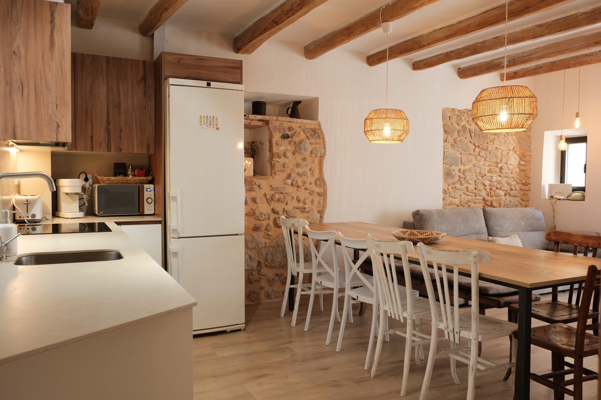 Cuina equipada de Can Joan Empordà amb illa i mur de pedra