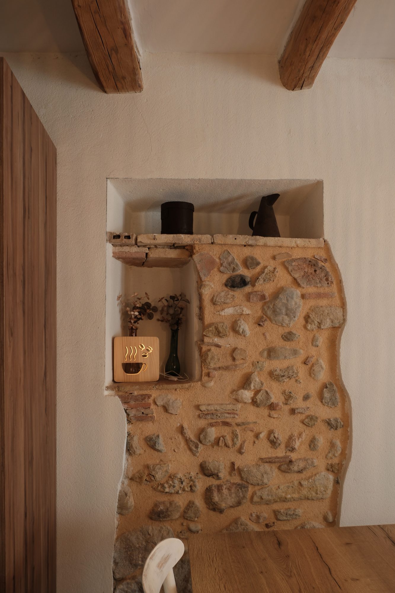 Fornícula de pedra amb objectes de terrissa a Can Joan Empordà