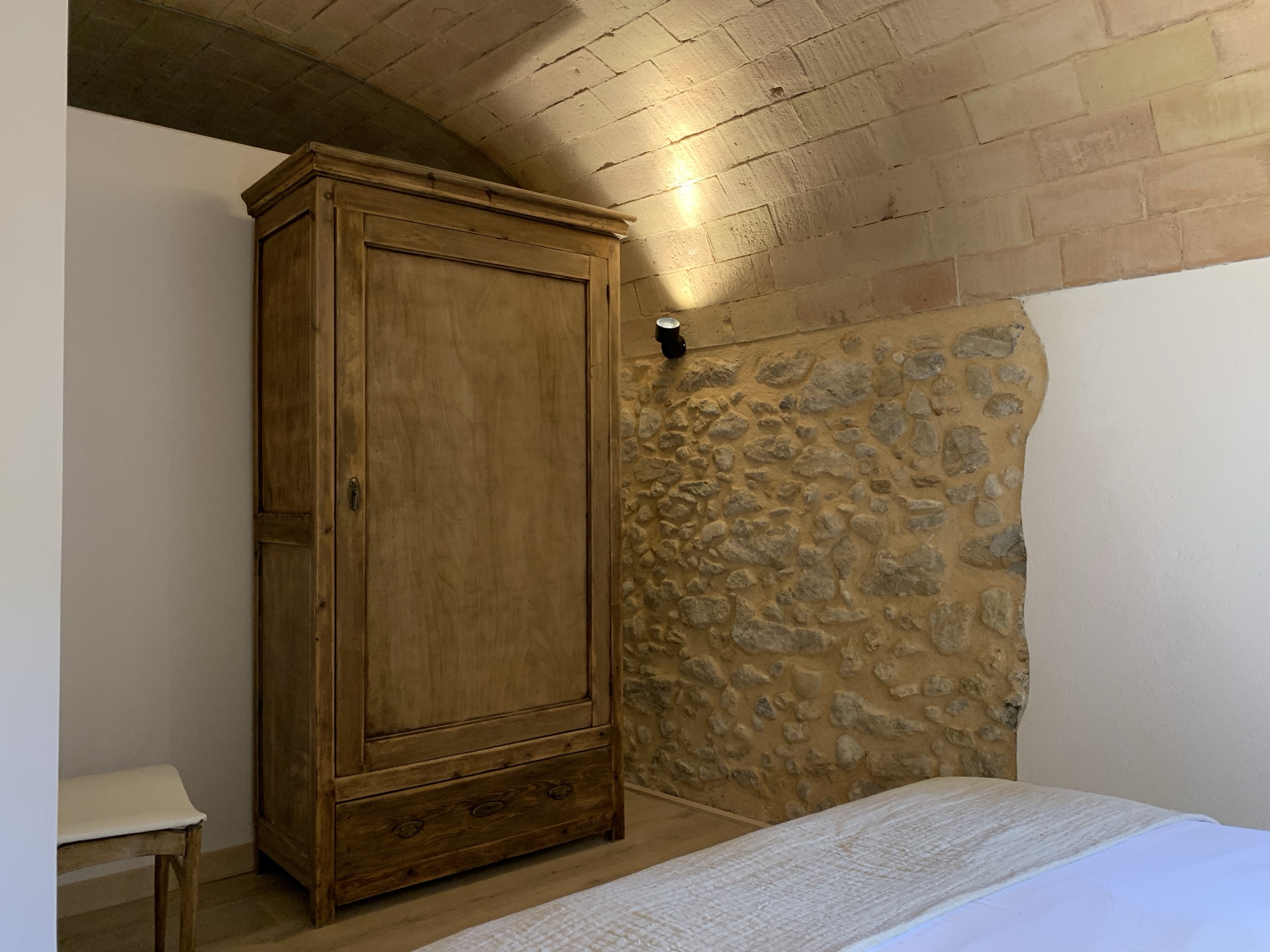 Habitació 1 — armari i volta de pedra