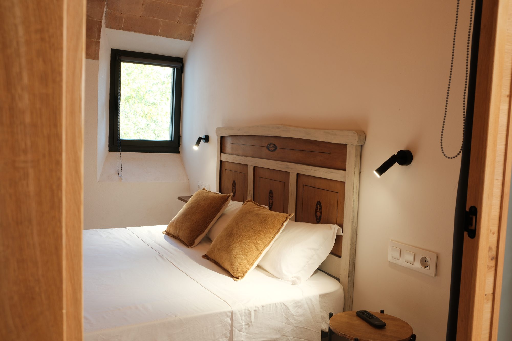 Habitació 1 amb llit doble i finestra