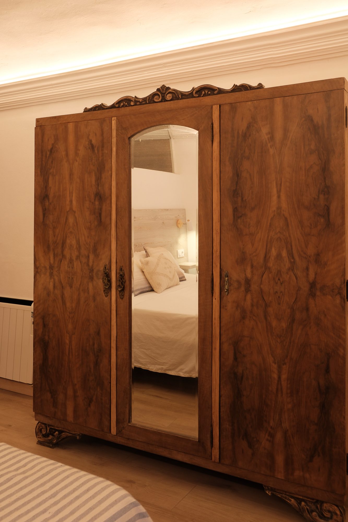 Habitació 3 — armari antic de noguera amb mirall