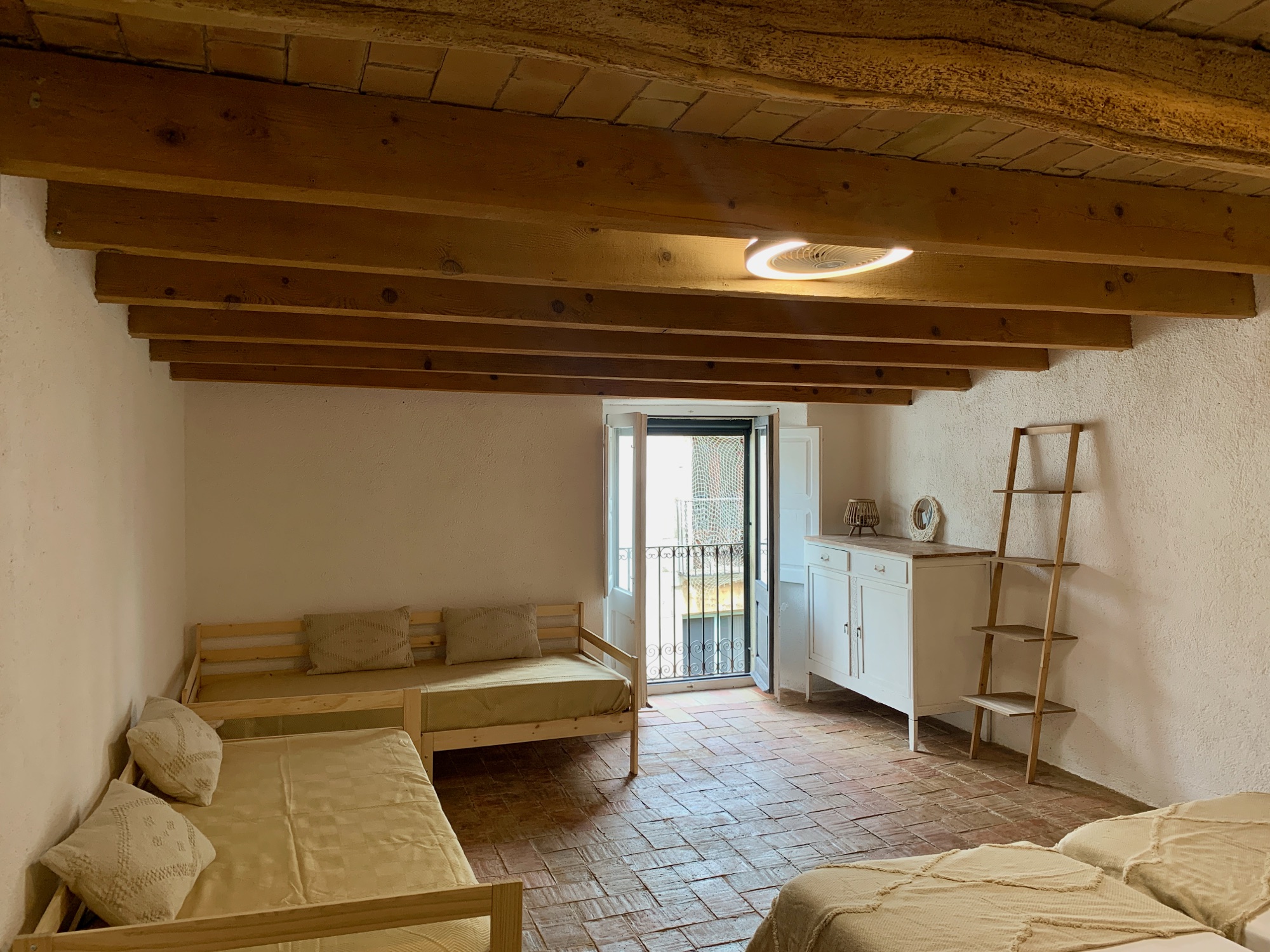 Habitació 4 de Can Joan Empordà amb quatre llits individuals