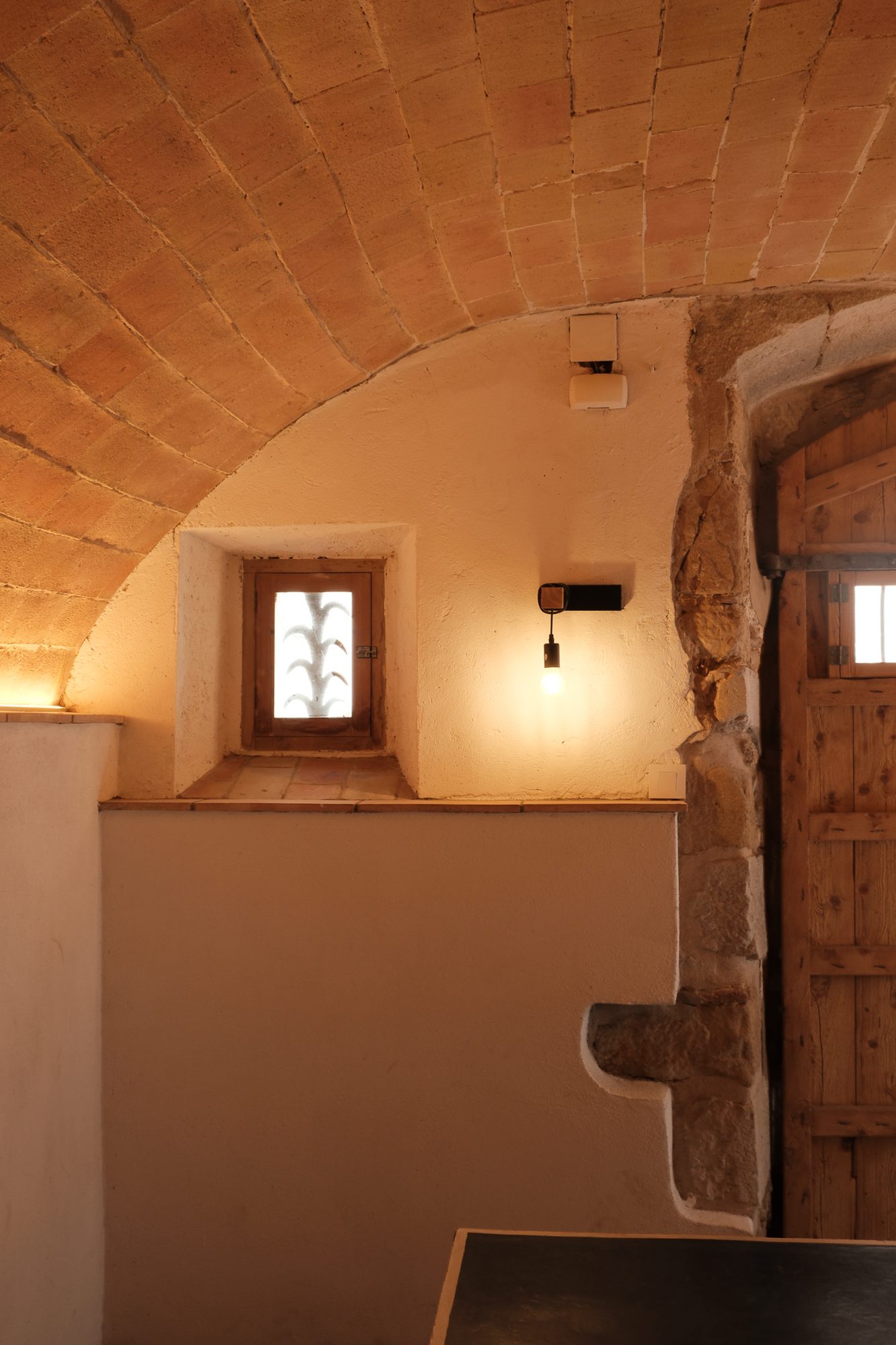 Volta de pedra i finestra de la sala de jocs de Can Joan Empordà