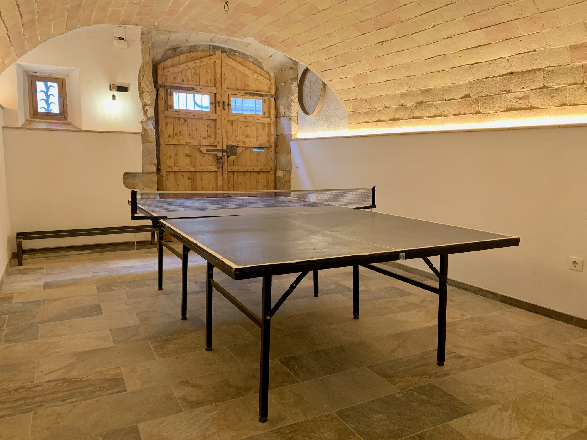Sala de jocs de Can Joan Empordà amb taula de ping-pong