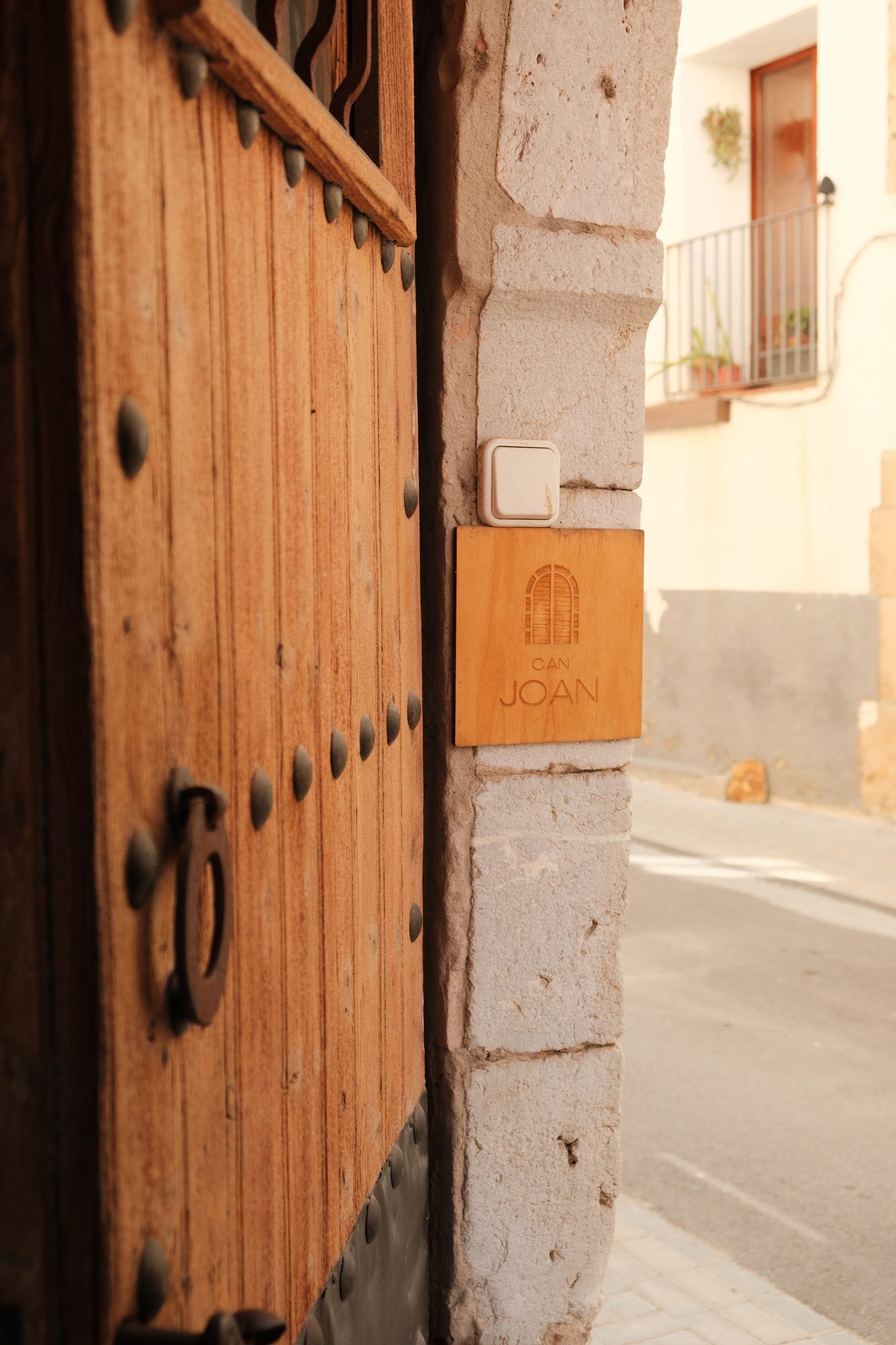 La portalada de Can Joan Empordà oberta al carrer