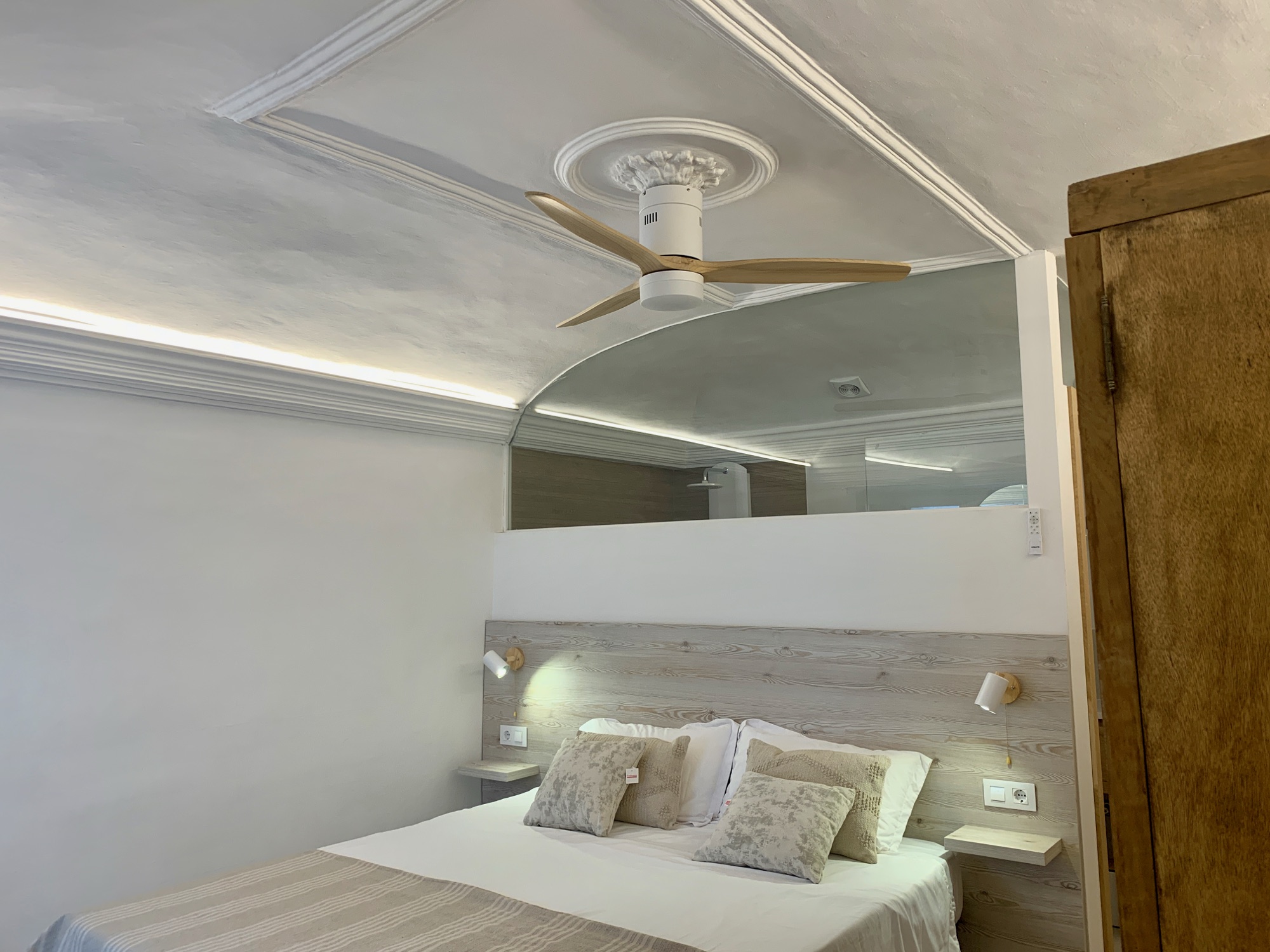Habitació 3 — ventilador de sostre i bigues de fusta